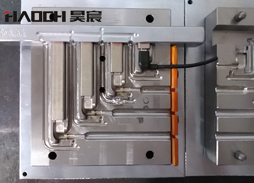 USB插头模具 MICROUSB90度模具四穴.jpg